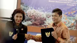 Menteri Susi Pudjiastuti berfoto bersama Ketua PPATK Muhammad Yusuf saat menghadiri Refleksi Tahun 2014 dan Outlook 2015 di Gedung Kementerian Kelautan dan Perikanan, Jakarta, Senin (5/1/2015). (Liputan6.com/Faizal Fanani)