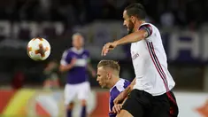 Bek AC Milan, Leonardo Bonucci berusaha menghalau bola dari pemain Austria Wien, Christoph Monschein saat bertanding pada Grup D Liga Europa di Ernst Happel Stadium, (14/9). Milan menang telak 5-1 atas Austria Wien. (AP Photo/Ronald Zak)