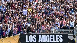 Suporter saat pertandingan PSG melawan Atletico Madrid dalam laga pembuka Grup B Piala Dunia Antarklub 2025 di Stadion Rose Bowl, Pasadena, Senin (16/6/2025) dini hari WIB. (Photo by Frederic J. Brown / AFP)