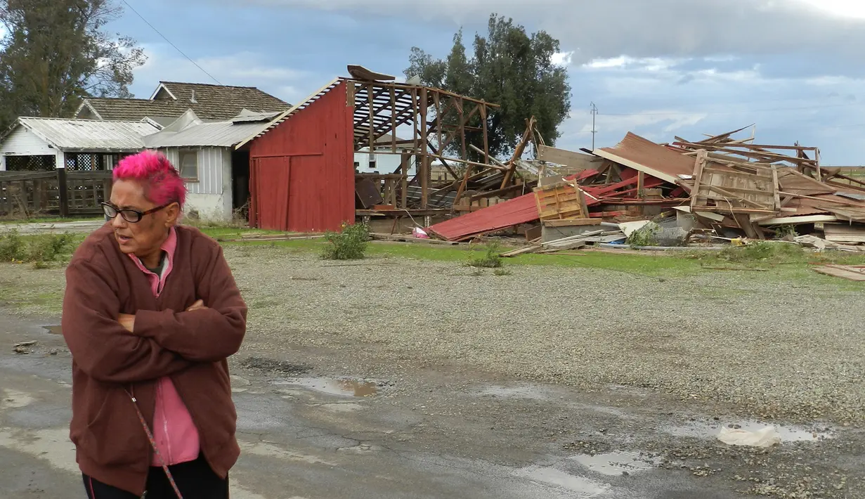 Rumah warga yang hancur usai terkena tornado di kawasan Denair, California, AS, Selasa (15/11/15). Beberapa wilayah California dan Nevada kini sedang mengalami cuaca buruk seperti hujan badai. (AP Photo/ Deke Farrow)