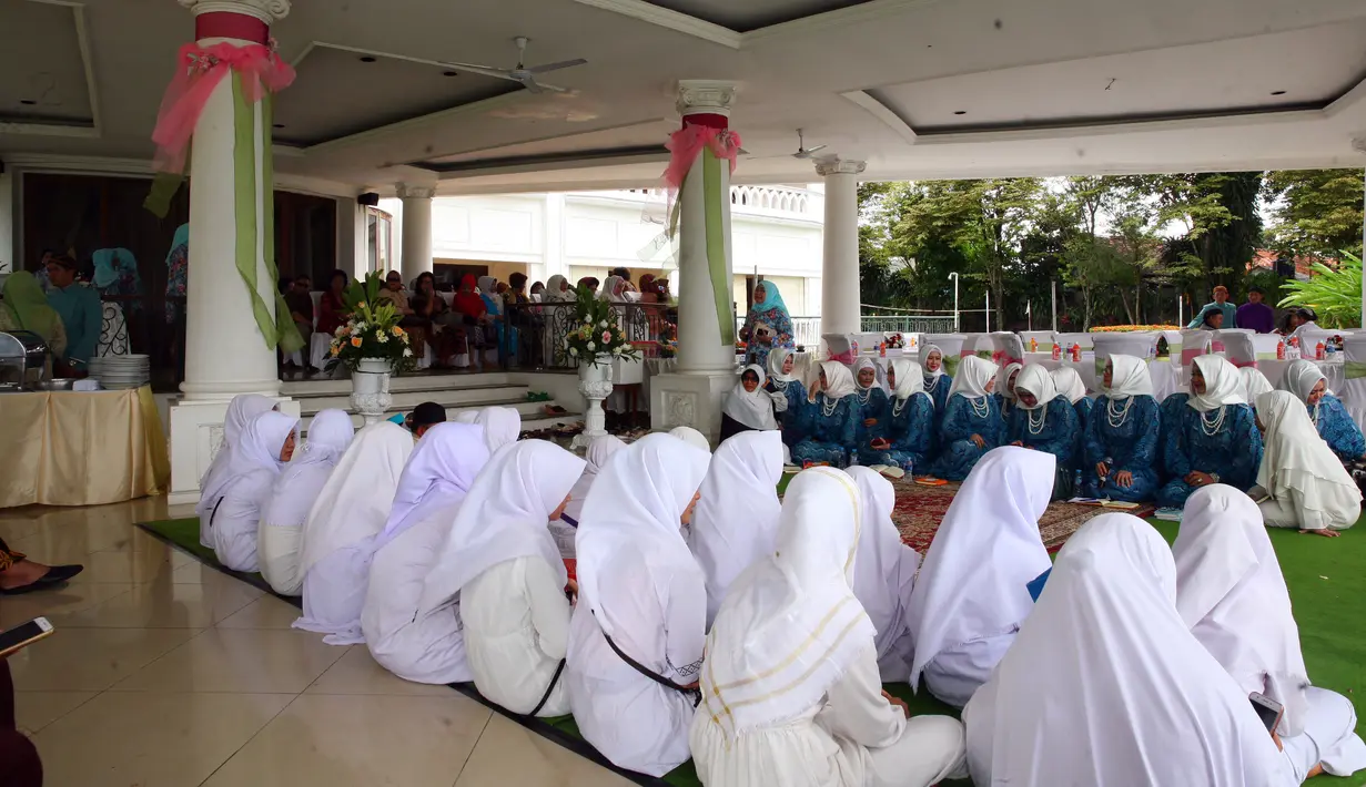 Pendopo The Lodge disulap menjadi tempat pengajian. Siang acara pengajian dimulai. Rasti tampil anggun dengan tudung warna hijau. Pihak keluarga meminta doa dari para hadirin yang mengikuti pengajian. (Nurwahyunan/Bintang.com).