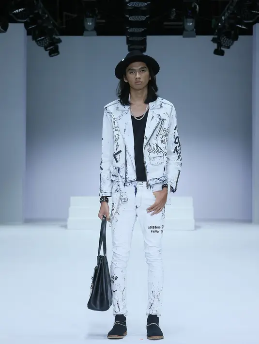 Terdapat 4 brand fashion lokal yang menampilkan koleksi busana streetwear untuk Lazada Style Space Energy in Motion. (JFW).