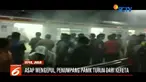 Asap cukup tebal mengepul di KRL jurusan Bogor saat berada di Stasiun Depok, Rabu (5/12) malam. Penumpang yang panik segera berhamburan keluar.