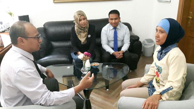 Tenaga kerja Indonesia atau TKI yang bernama Dastin binti Tasja (30) asal Desa Juntikedokan, Indramayu, Jawa Barat. Saat ini, Dastin berada di KBRI Amman, usai dikabarkan hilang kontak selama 13 tahun di Yordania (sumber: KBRI Amman)