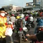 Inisiator Cilegon Bermasker, Helldy Agustian ikut membagikan masker kepada masyarakat. (foto: Liputan6.com/yandhi deslatama)