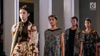 Ragam busana rancangan Iwan Tirta Private Collection x Mel Ahyar dalam acara Fashion Nation 2018 di Senayan City, Jakarta, Rabu (18/4). Koleksi bertajuk 'Er-Lum' tersebut mengadaptasi heirloom yang berarti pusaka. (Liputan6.com/Faizal Fanani)