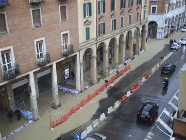 Karung pasir berbaris di sepanjang jalan yang banjir di Bologna, Italia, Selasa, 16 Mei 2023. (Michele Nucci/LaPresse via AP)