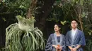 Maudy Ayunda dan Jesse Choi kompak kenakan kimono sebagai busana Lebaran bernuansa biru navy. [@maudyayunda]