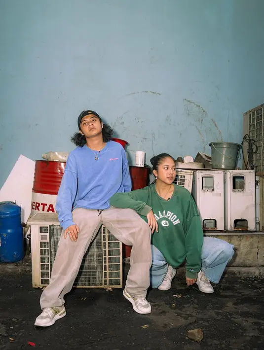 Bastian Steel konsisten dengan gaya rebelnya dengan oversized outfit layaknya rapper [@sithamarino]