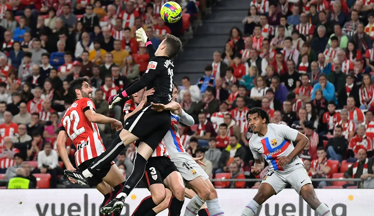 Penjaga gawang Athletic Bilbao Julen Agirrezabala memblokir bola saat melawan Barcelona pada pertandingan sepak bola La Liga Spanyol di Stadion San Mames, Bilbao, Spanyol, 12 Maret 2023. Barcelona mengalahkan Athletic Bilbao dengan skor 1-0. (AP Photo/Alvaro Barrientos)