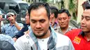 Artis dangdut Saipul Jamil dikawal saat keluar dari ruang Labotarium BNN usai jalani tes urine di Gedung Laboratorium Badan Narkotika Nasional (BNN), Jakarta, (19/2). Saiful Jamil menjalani tes urine terkait kasus pencabulan. (Liputan6.com/Yoppy Renato)