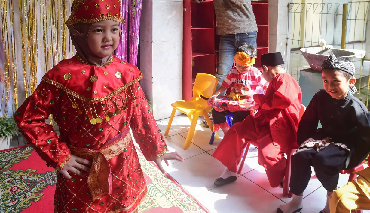 Sebagai informasi, Hari Kartini diperingati setiap tanggal 21 April untuk menghormati kelahiran Kartini, yang dikenal atas perjuangannya dalam memperjuangkan hak perempuan, khususnya di bidang pendidikan dan kesetaraan. Tampak dalam foto, salah satu siswa mengikuti pergelaran busana tradisional saat peringatan Hari Kartini di Taman Kanak-Kanak Hidayatusshibyan, Cinere, Depok, Jawa Barat, Selasa (21/4/2026). (merdeka.com/Arie Basuki)