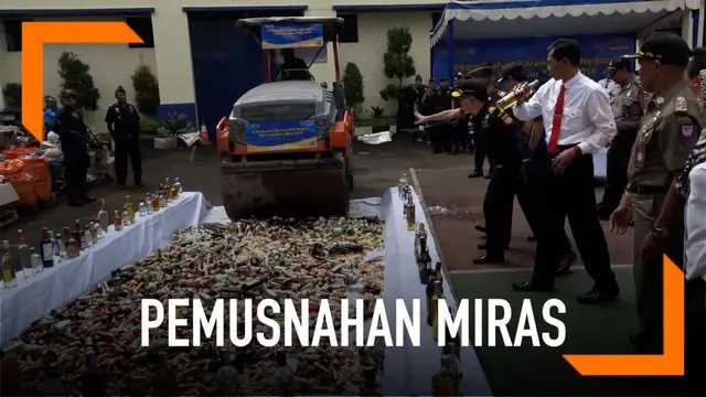 Bea Cukai Bandung memusnahkan ratusan botol miras.