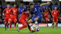 Pemain Chelsea Marcos Alonso (kanan) berebut bola dengan pemain Bayern Munchen Serge Gnabry pada pertandingan babak 16 besar Liga Champions di Stamford Brige Stadium, London, Inggris, Selasa (25/2/2020). Bayern Munchen menang dengan skor 3-0. (AP Photo/Kirsty Wigglesworth)