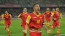 Aksi pemain Montenegro, Stevan Jovetic merayakan gol saat melawan Rumania pada laga grup E kualifikasi Piala Dunia 2018 di Cluj-Napoca, Rumania, (4/9/2015). Jovetic saat ini mengoleksi telah mencetak enam gol. (AFP/Daniel Mihailescu)