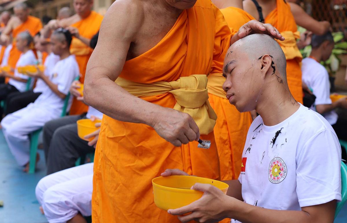 Calon Bikkhu cukur rambut jelang Pabbajja Samanera Sementara