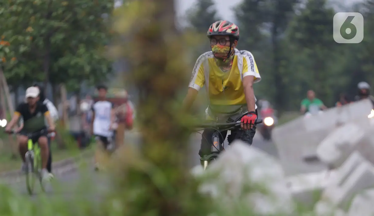 Warga bersepeda di area lingkar luar kawasan Stadion Pakansari, Kabupaten Bogor, Sabtu (11/9/2021). Kawasan ini kembali ramai dengan aktivitas warga seiring penurunan level PPKM di wilayah Jabodetabek. (Liputan6.com/Helmi Fithriansyah)
