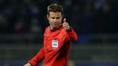 Wasit Felix Brych, saat memimpin pertandingan antara  Olympique Lyonnais melawan Zenit St. Petersburg pada laga Liga Champions di Stadion Stade Gerland, Lyon (04/11/2015). (EPA/Guillaume Horcajuelo)