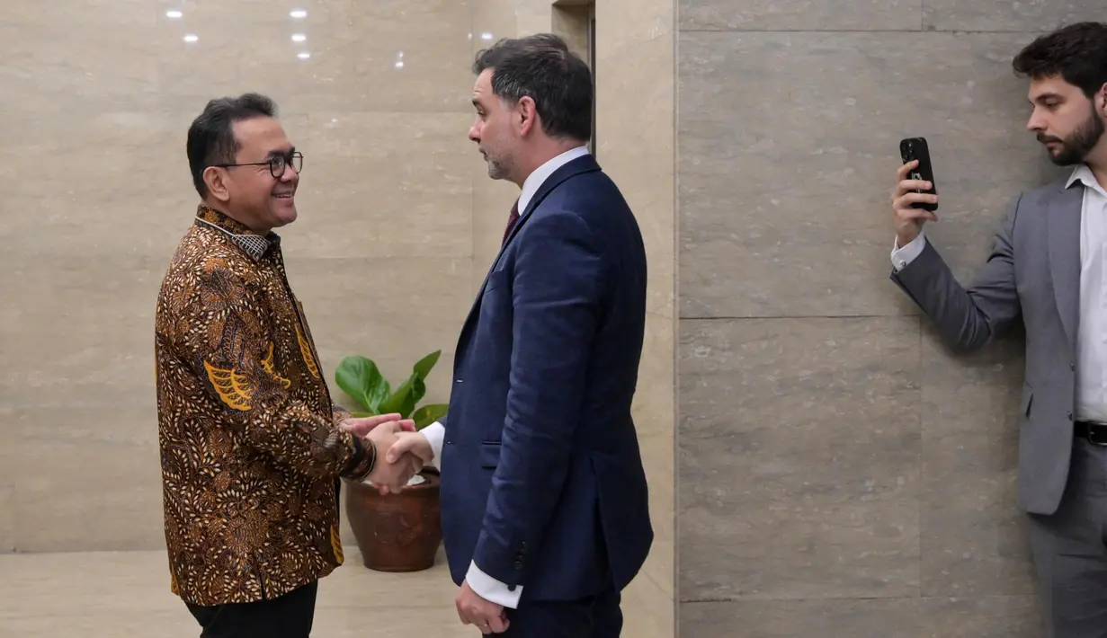 Menteri Perdagangan Indonesia Budi Santoso (kiri) berjabat tangan dengan Menteri Perdagangan Prancis Laurent Saint-Martin (tengah) dalam pertemuan mereka di kantor Kementerian Perdagangan di Jakarta pada Rabu 9 April 2025. (BAY ISMOYO/AFP)