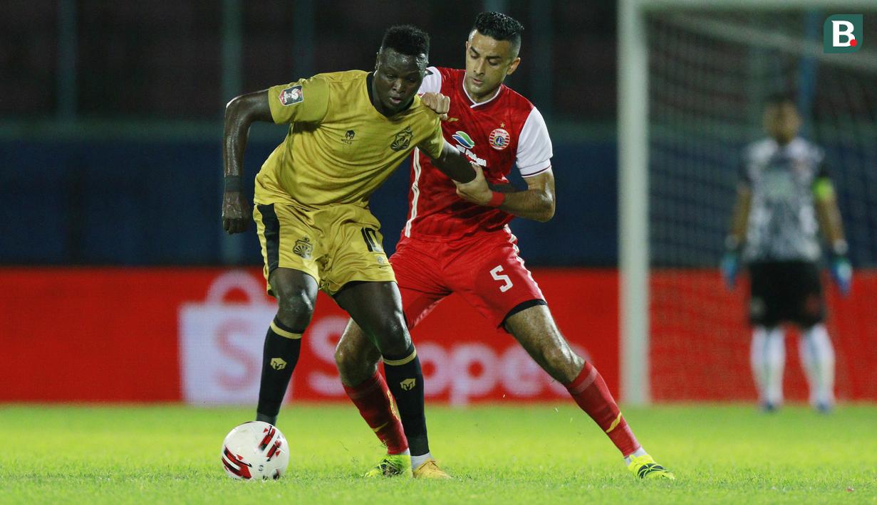 Ezechiel N'Douassel - Mantan striker andalan Persib Bandung ini juga memiliki nilai pasar yang sama dengan Renan yakni Rp5,21 miliar. Kini bersama Bhayangkara FC pemain asal Chad itu menjadi andalan The Guardians untuk merobek jala lawan. (Foto: Bola.com/M Iqbal Ichsan)