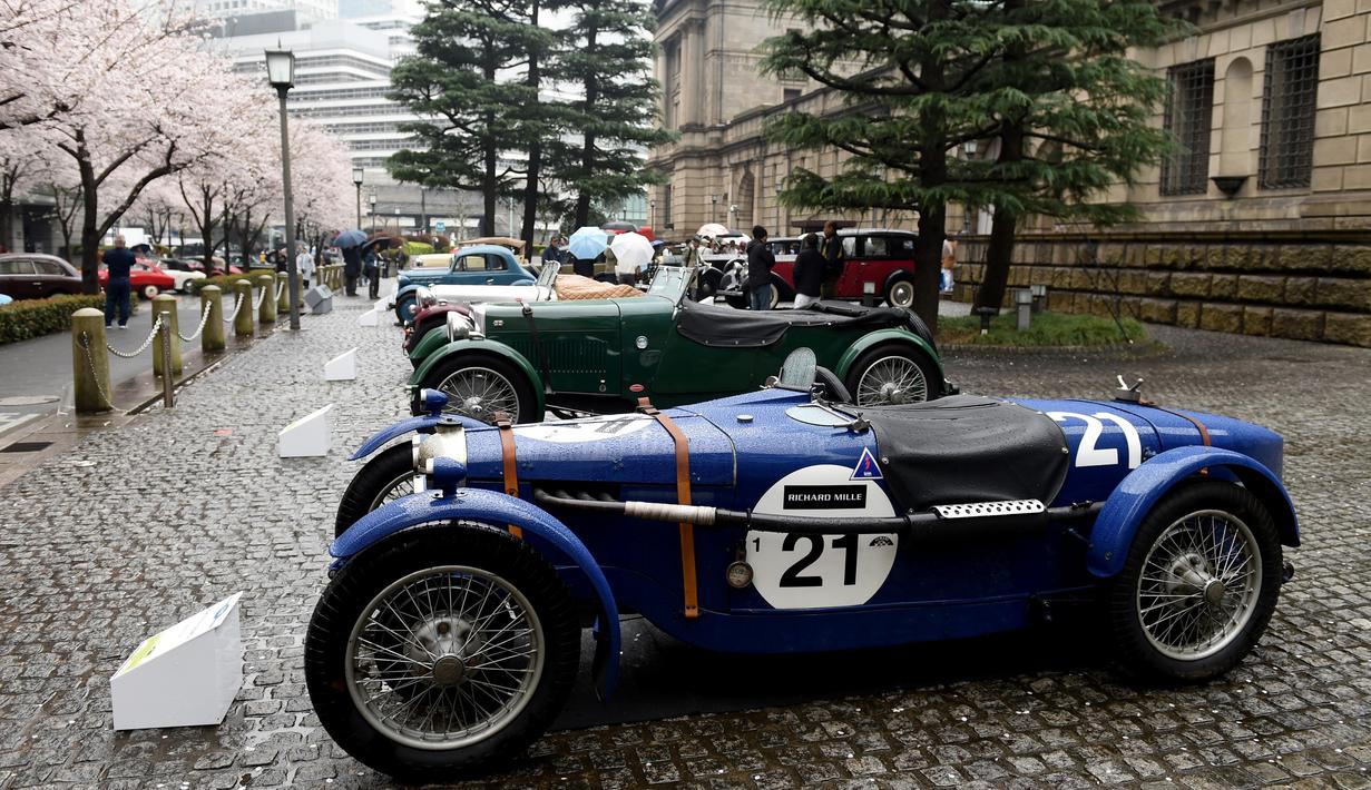Mobil antik Riley 9 Brooklands tahun 1928 bersama deretan mobil-mobil antik lainnya dipamerkan di depan bangunan kantor pusat Bank of Japan selama acara Japan Classic Automobile 2016 di Tokyo, Minggu (4/3). (AFP/Toshifumi Kitamura)