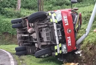 Sebuah mobil pemadam kebakaran milik Satpol PP dan Damkar Kabupaten Cianjur mengalami kecelakaan di jalur selatan Cianjur pada Kamis (16/4/2026) dini hari. (Liputan6.com/Fira Syahrin)