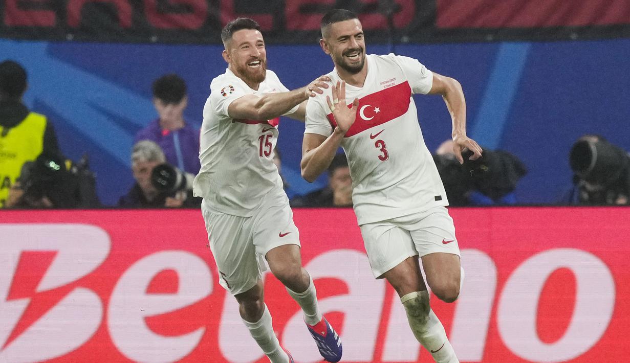 Selebrasi bek Timnas Turki, Merih Demiral (kanan) bersama rekannya, Salih Ozcan setelah mencetak gol kedua ke gawang Timnas Austria pada laga babak 16 besar Euro 2024 di Red Bull Arena, Leipzig, Jerman, Rabu (3/7/2024). (AP Photo/Martin Meissner)