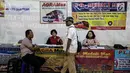 Penjual tiket bus antar provinsi menjaga standnya di Terminal Pulo Gebang, Jakarta, Kamis (8/6). Penjual mengeluhkan sepinya pembelian tiket bus di Pulo Gebang karena masih banyaknya terminal bayangan yang beroperasi. (Liputan6.com/Faizal Fanani)