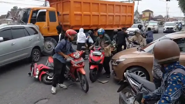 Warga Ungkap Detik-Detik Truk Diduga Rem Blong Picu Kecelakaan Beruntun, Jalan Menyempit Akibat Antrean BBM