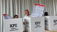 Wali Kota Tangerang Selatan Benyamin Davnie menggunakan hak pilihnya di Tempat Pemungutan Suara (TPS) 19 Lengkong Karya, Serpong Utara. (Istimewa)