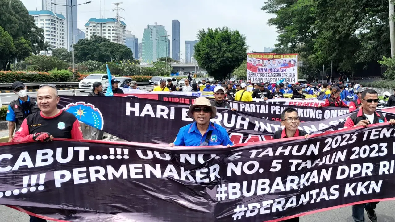 Suasana Demo Buruh di sekitar Kompleks DPR/MPR Senin (1/5/2023).
