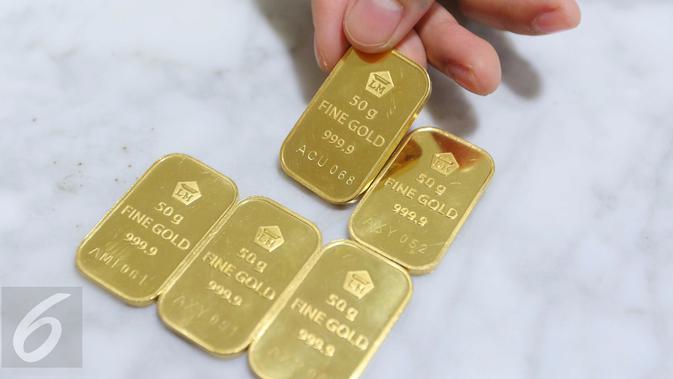 Harga jual emas batangan Antam ukuran satu gram dibanderol di harga Rp 599.000 per gram, Jakarta, Senin (10/10). Jumlah itu tidak mengalami perubahan dari harga perdagangan akhir pekan kemarin, yakni Rp 599.000 per gram. (Liputan6.com/Angga Yuniar)