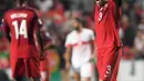 Pemain timnas Portugal, Pepe berselebrasi setelah pemain Swiss, Johan Djourou melakukan gol bunuh diri pada laga kualifikasi Piala Dunia 2018 di Stadion da Luz, Selasa (10/10). Portugal lolos ke Piala Dunia 2018 usai menang 2-0. (FRANCISCO LEONG/AFP)