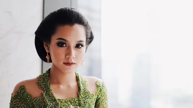 7 Potret Twindy Rarasati Saat Kenakan Kebaya, Cantik Menawan dengan Sanggul