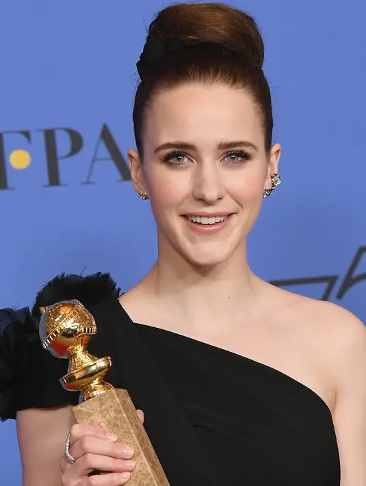 Rachel Brosnahan tersenyum saat menjadi Aktris Terbaik dalam Serial televisi, Komedi atau Musikal untuk serial "The Marvelous Mrs. Maisel" di Golden Globe Awards 2018 di Beverly Hills, California (7/1). (Kevin Winter/Getty Images/AFP)