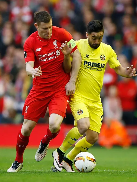 Gelandang Liverpool, James Milner (kiri) berusaha merebut bola yang dibawa bek Villarreal, Jaume Costa pada leg kedua liga Europa di stadion Anfield, Liverpool, Inggris, (5/6). Liverpool menang atas Villarreal dengan skor 3-0. (Reuters/Lee Smith)