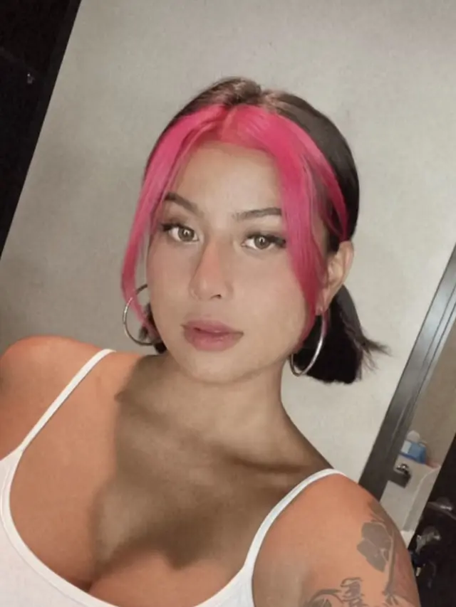 Potret Awkarin Dengan Warna Rambut Baru. (Sumber: Instagram/awkarin)