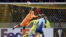 Kiper Arsenal, David Ospina, meninju bola yang mengarah ke gawang nya pada laga Liga Europa di Stadion Borisov, Kamis (28/9/2017). Arsenal menang 4-2 atas BATE Borisov. (AP/Sergei Grits)