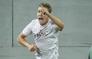 Pemain Napoli, Rasmus Hojlund, merayakan golnya saat menghadapi Fiorentina dalam pertandingan Serie A di Stadion Artemio Franchi, Florence, Italia, Minggu, 14 September 2025. (Massimo Paolone/LaPresse via AP)