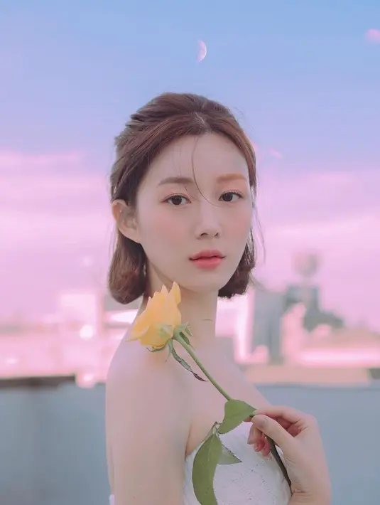 Lee Da In tampaknya sangat cocok dengan gaya rambut apa pun. Termasuk saat berambut pendek seperti ini. (Foto: Instagram/ xx__dain)