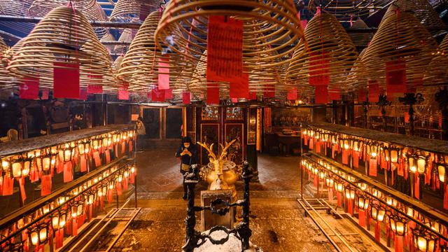 Berdoa di Kuil Man Mo Hong Kong