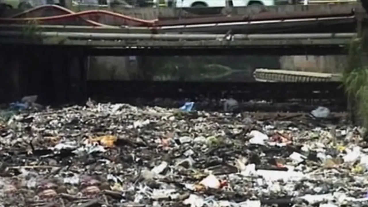 Sampah Menutupi Sungai