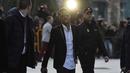 Bintang Barcelona, Neymar (tengah) lmendapat pengawalan aparat saat tiba di kantor Pengadilan Spanyol, Madrid,  Selasa (2/2/2016). Neymar diduga terlibat penggelapan pajak. (AFP/Javier Soriano)