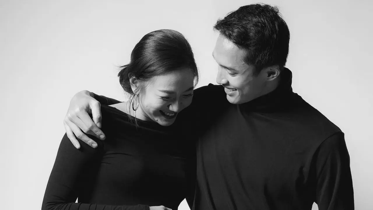 Maternity shoot Shanju eks JKT48 dan Jonatan Christie