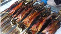 Ikan Asar atau Ikan Asap, Kuliner khas Kota Tual, Maluku. foto: Instagram @toyona.27