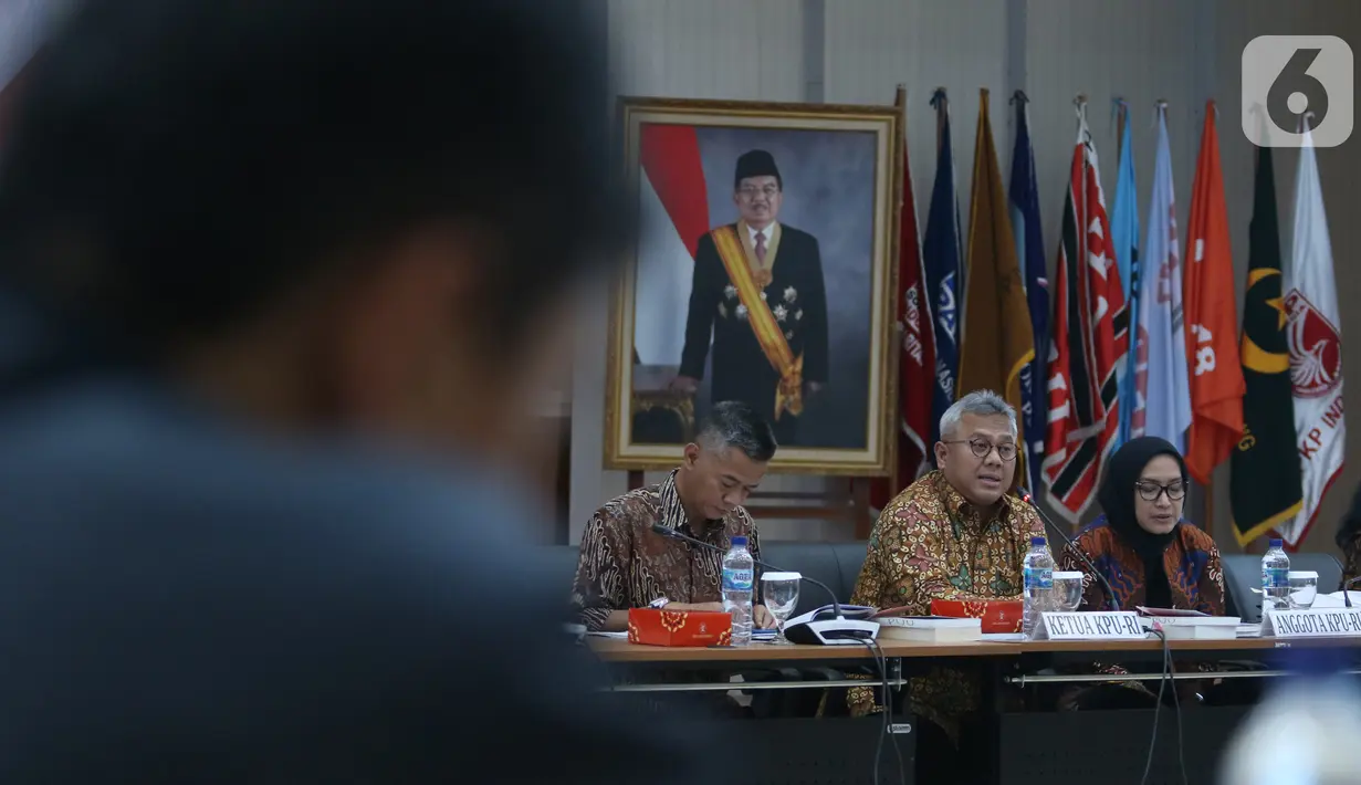 Ketua KPU Arief Budiman (tengah) didampingi Komisioner KPU Wahyu Setiawan (kiri) dan Evi Novida memimpin rapat Uji Publik Rancangan Peraturan KPU di Jakarta, Rabu (2/10/2019). Rapat membahas pencalonan, pembentukan dan tata kerja PPK, PPS dan KPPS dalam Pilkada 2020. (Liputan6.com/Angga Yuniar)