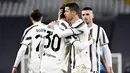 Striker Juventus, Cristiano Ronaldo, melakukan selebrasi bersama rekannya usai mencetak gol ke gawang Spezia pada laga Liga Italia di Stadion Allianz, Selasa (2/3/2021). Juventus menang telak 3-0. (Marco Alpozzi/LaPresse via AP)