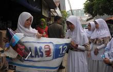 Aksi pelajar turunkan spanduk iklan rokok di warung dekat sekolah