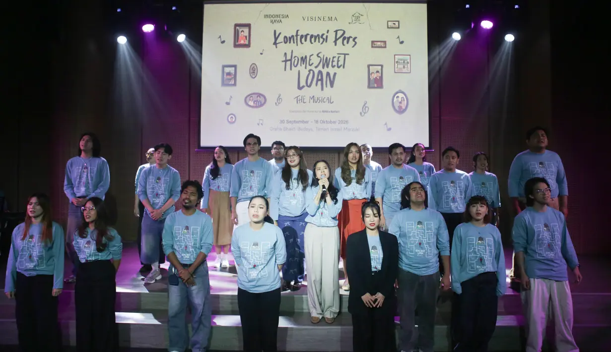 Pemeran memperkenalkan Home Sweet Loan The Musical saat peluncuran di Jakarta, Kamis (6/8/2026). Adaptasi dari novel karya Almira Bastari ini akan dipentaskan dalam 23 pertunjukan pada 30 September hingga 18 Oktober 2026 di Graha Bhakti Budaya, Taman Ismail Marzuki, Jakarta, dengan menghadirkan lima lagu orisinal karya Idgitaf sebagai bagian dari pengembangan cerita. (KLY/ Budy Santoso)