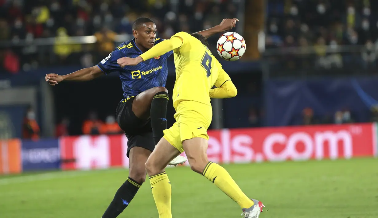 Penyerang Manchester United (MU) Anthony Martial berebut bola dengan bek Villarreal Pau Torres pada matchday kelima Grup F Liga Champions di Ceramica stadium, Rabu (24/11/2021) dini hari WIB. MU sukses meraih kemenangan 2-0 di kandang Villarreal. (AP Photo/Alberto Saiz)